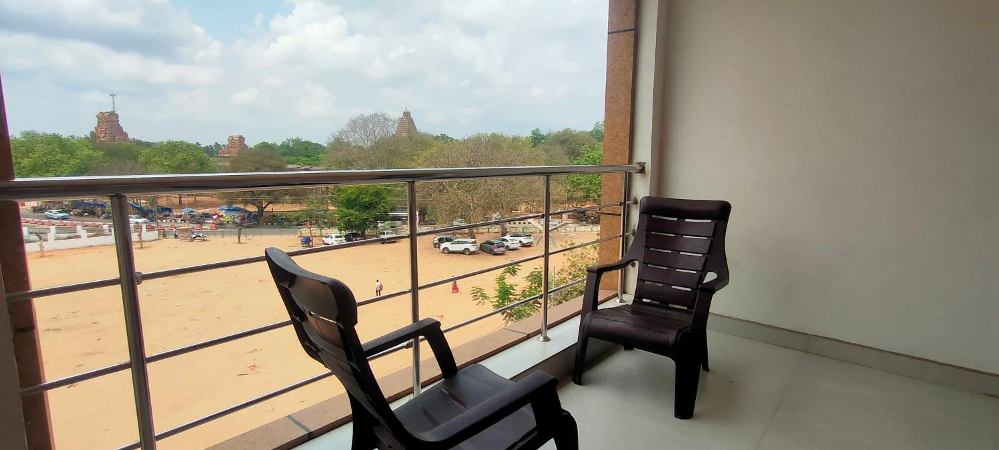 Srirathna Temple View Inn Thanjavur Exterior photo